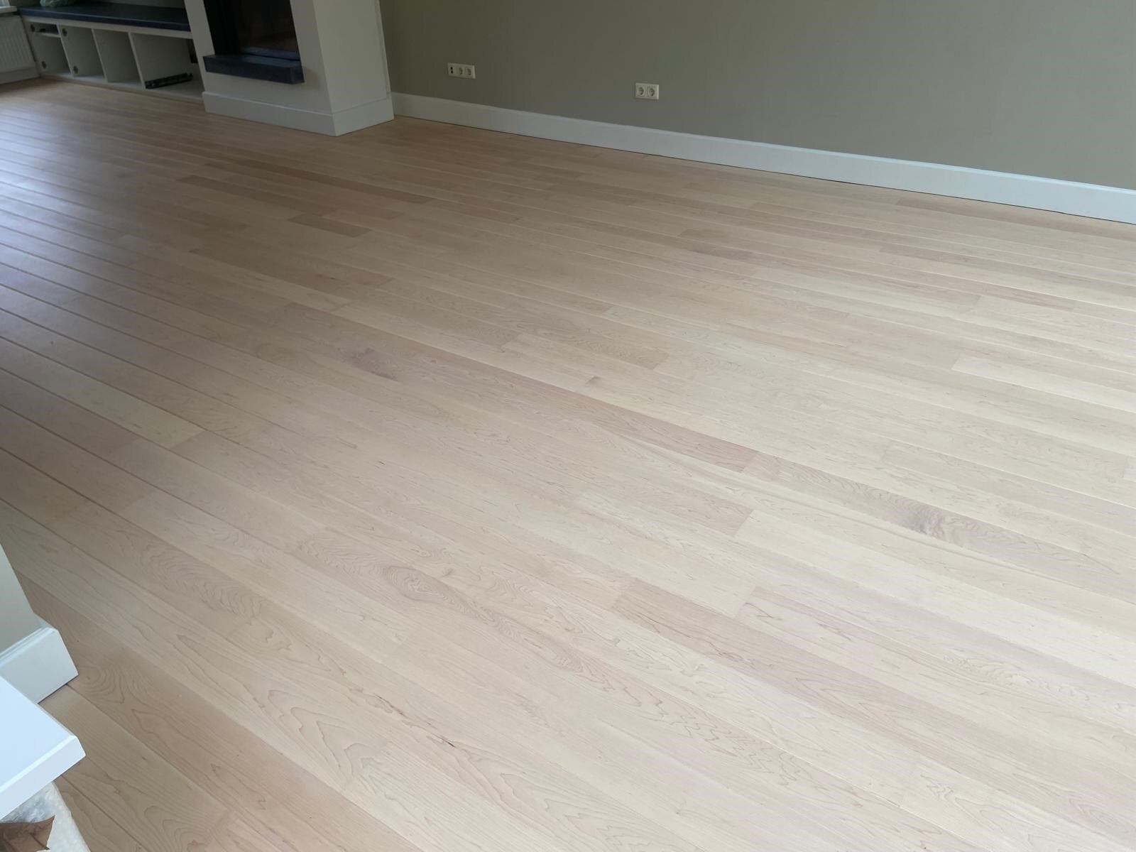 Verkleurde essenhouten vloer oorspronkelijke kleur terug geven door schuren en whitewashen wit oliën afwerken Rilburg.jpg
