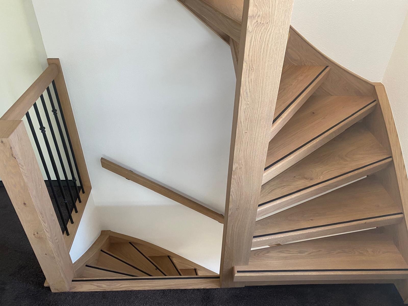 Eikenhouten traprenovatie in Zaltbommel met nieuwe balustrades.jpg