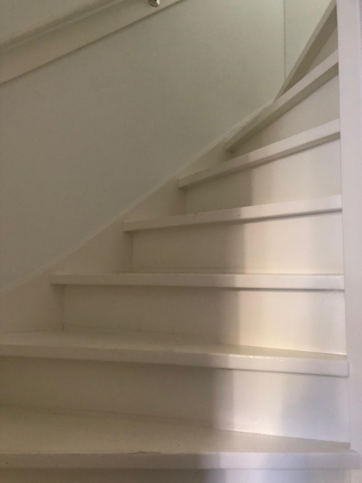 HPL houtlook traprenovatie met zijwangen LED-verlichting Zaltbommel.jpg