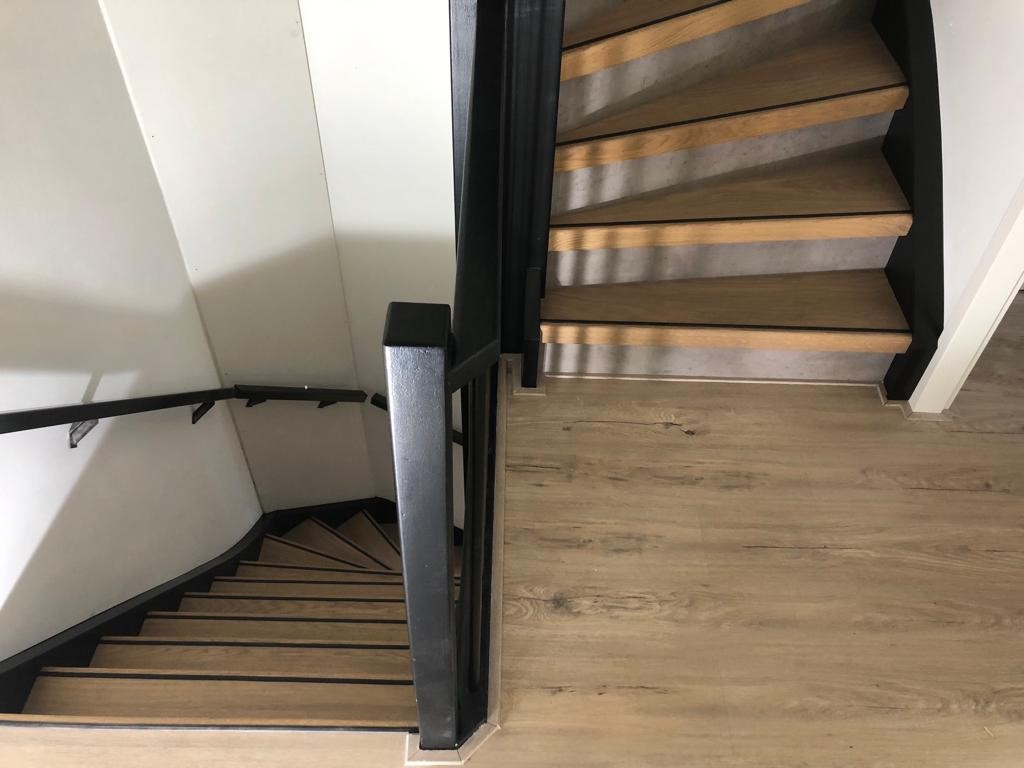 Eiken traprenovatie met betonlook HPL zwarte zijkant modern.jpg