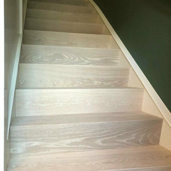 Eiken Z-trap door traprenovatie Utrecht Den Bosch Whitewash.jpg