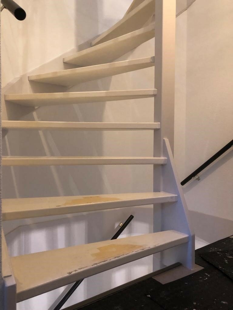 Moderne traprenovatie met marmer marmerlook overzettreden van vinyl grijs.jpg