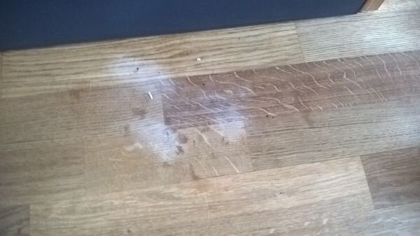 hoe verwijder je een witte vlek uit je houten vloer