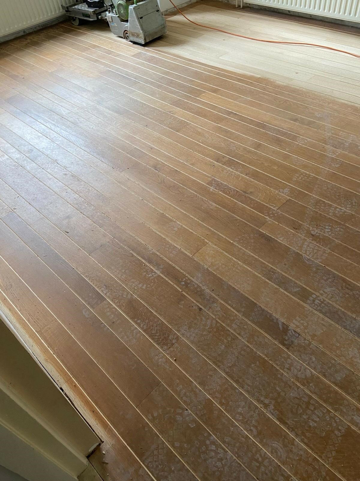 Eiken vloer schuren en oliën in Breda Tilburg nieuwe kleur na verbouwing vlekken.jpg