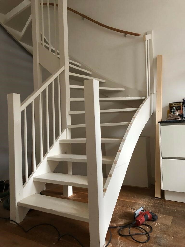 Open nieuwbouw trap wordt eiken Z-trap met muurtjes in Utrecht.jpg