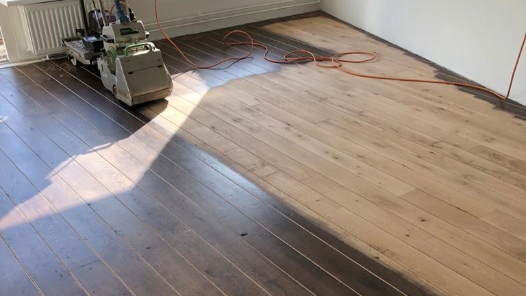 Eiken vloer schuren en in een rode kleur oliën Zaltbommel.jpg