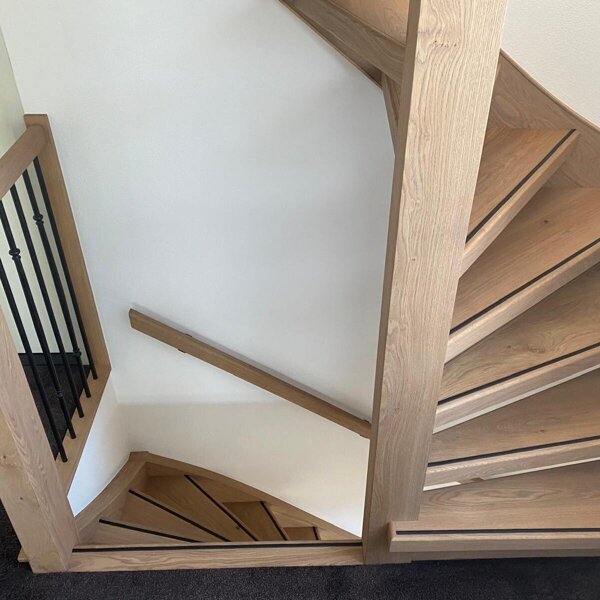 Eikenhouten traprenovatie in Zaltbommel met nieuwe balustrades.jpg