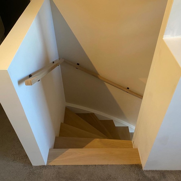 Open nieuwbouw trap wordt eiken Z-trap met muurtjes als balustrade in Berkel-Enschot.JPG