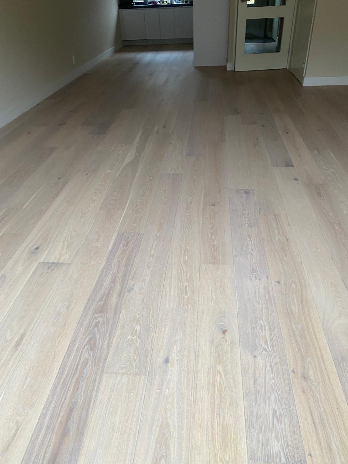 Eiken vloer met slijtagesporen, vlekken en kale plekken schuren en Utrecht.JPG