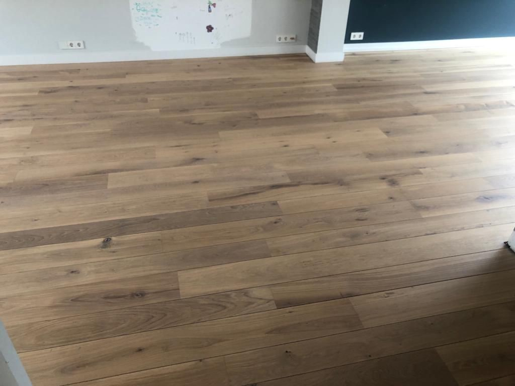 Schuren van donkere eiken vloer met v-groef en lichter maken in Rosmalen.jpg