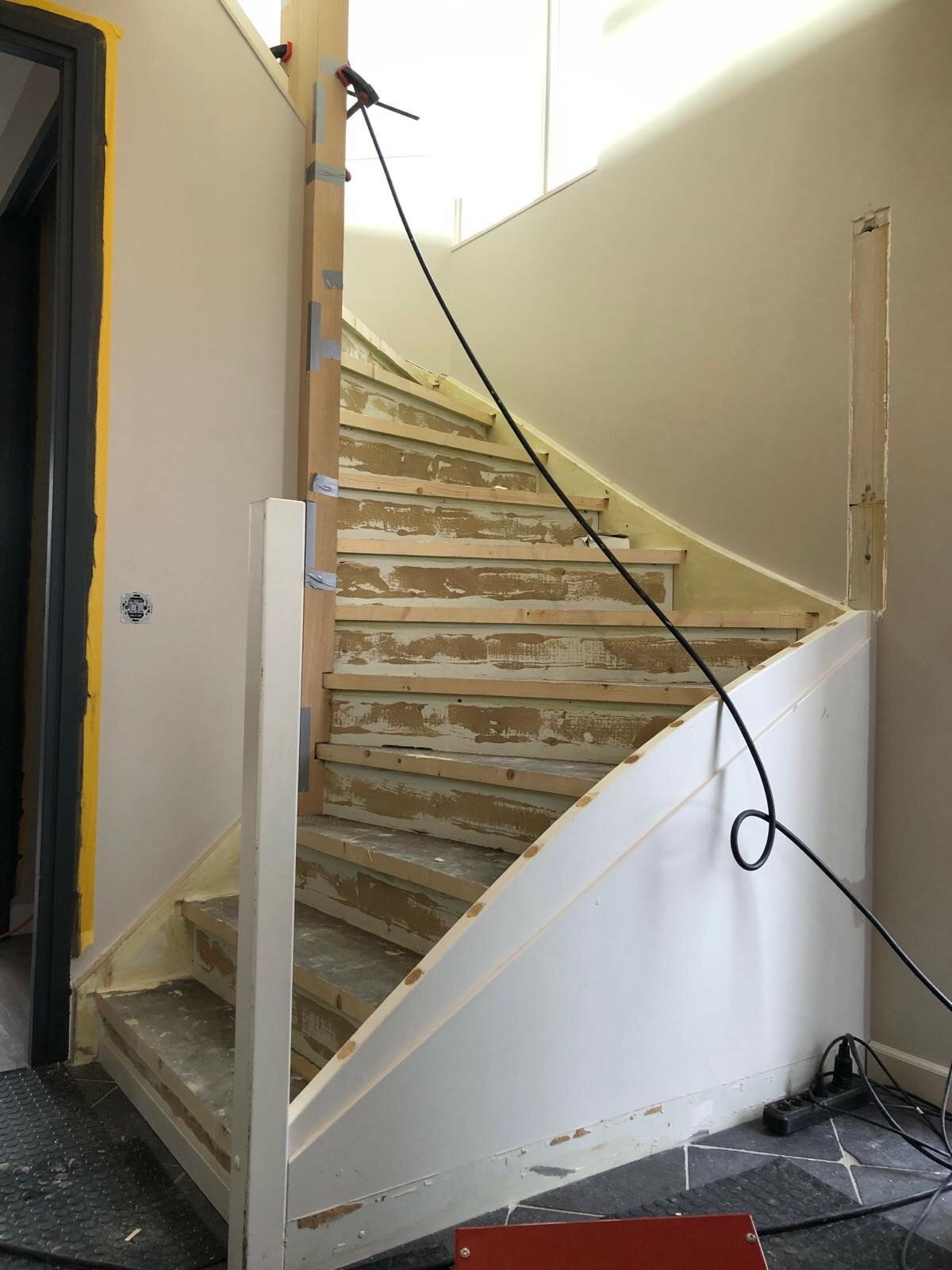 Dichte trap renovatie met eiken treden stootborden zijwangen en led leuningen balustrade zwarte spijlen Opheusden.jpg