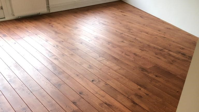 Donkere eiken vloer schuren en in warme kleur afwerken in Zaltbommel.jpg