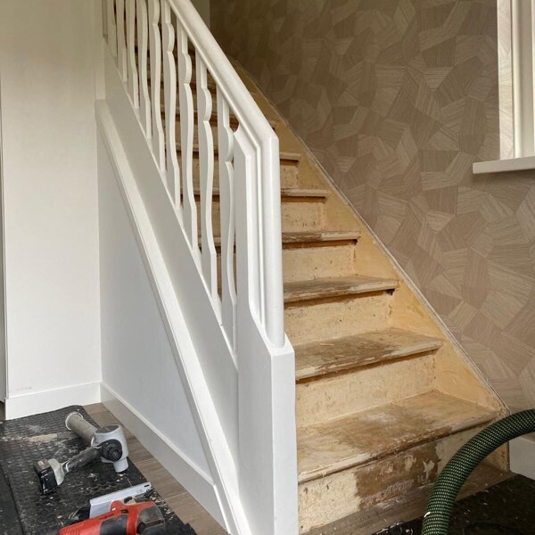Lederlook traprenovatie taupe greige met arte behang