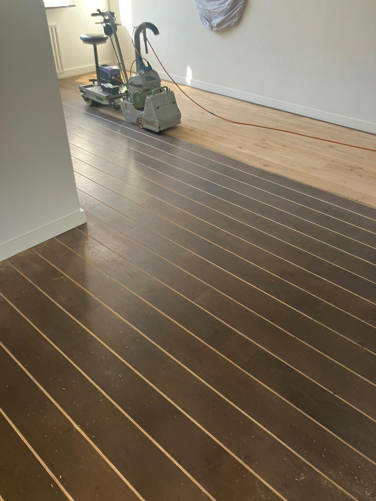 Eiken vloer van donker naar licht door schuren.jpg