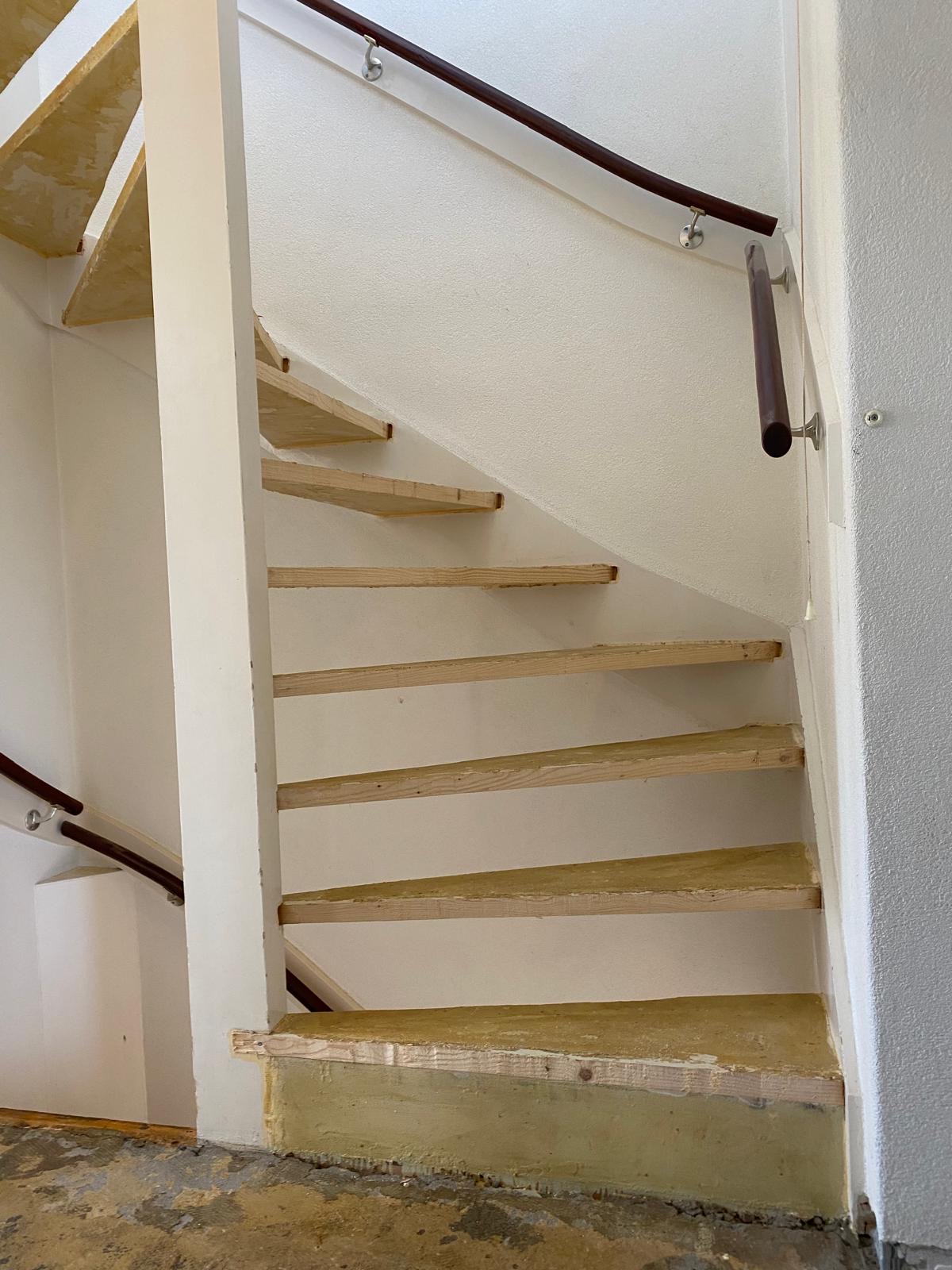 Traprenovatie brons, open trap, modern look, lederlook, leerlook, leatherlook, bruin Zaltbommel, Dewn Bosch.JPG