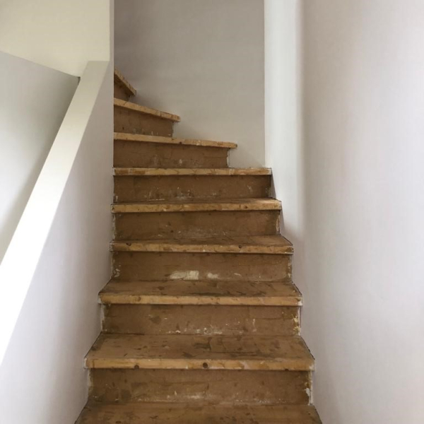 Oude trap met muurtje wordt Z-trap door traprenovatie met eiken.jpg