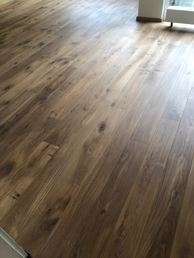 Gerookt eiken vloer met vlekken schuren en lichter maken met kleurolie Hedel Den Bosch 's-Hertogenbosch Rosmalen.jpg