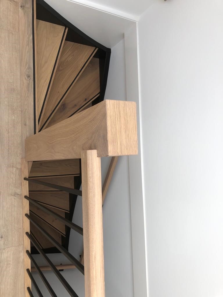 Nieuw balustrade op overloop zwart met eiken nieuwe spijlen nieuwe leuningen antislipprofiel trap dezelfde kleur als de vloer.jpg