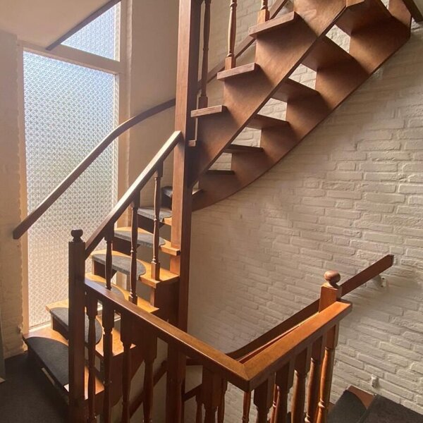 Traprenovatie hardhouten trap wordt moderne eiken Z-trap Tilburg.jpg