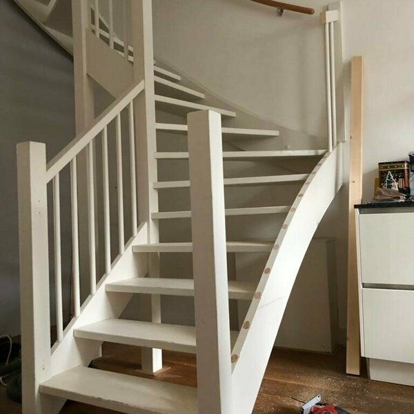 Open nieuwbouw trap wordt eiken Z-trap met muurtjes in Utrecht.jpg