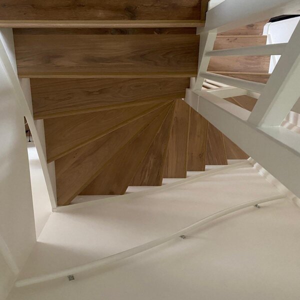 Eikenhouten traprenovatie open trap met onzichtbaar antislipprofiel in beige kleur.jpg