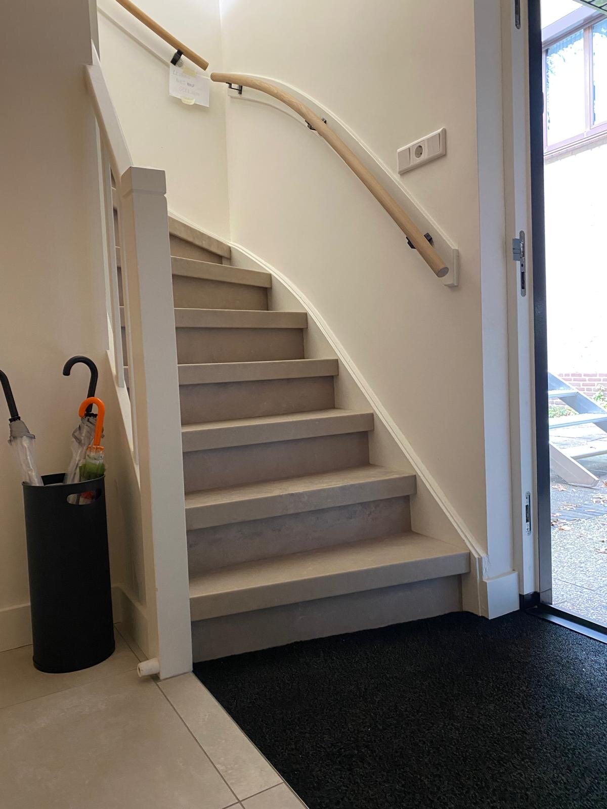 Greige traprenovatie in Den Bosch, Rosmalen, betonlook, warme grijstint, beige.jpg