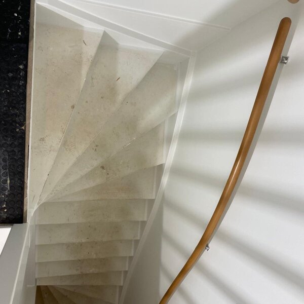 Greige lederlook traprenovatie met vinyl overzettreden in Esch.jpg