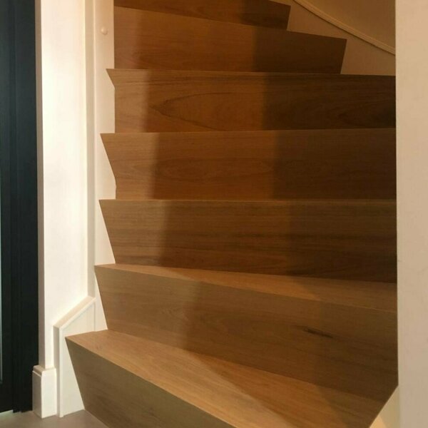 Eiken Z-trap door traprenovatie Z-overzettreden eiken Natural Monocoat Tilburg traprenovatie.jpg