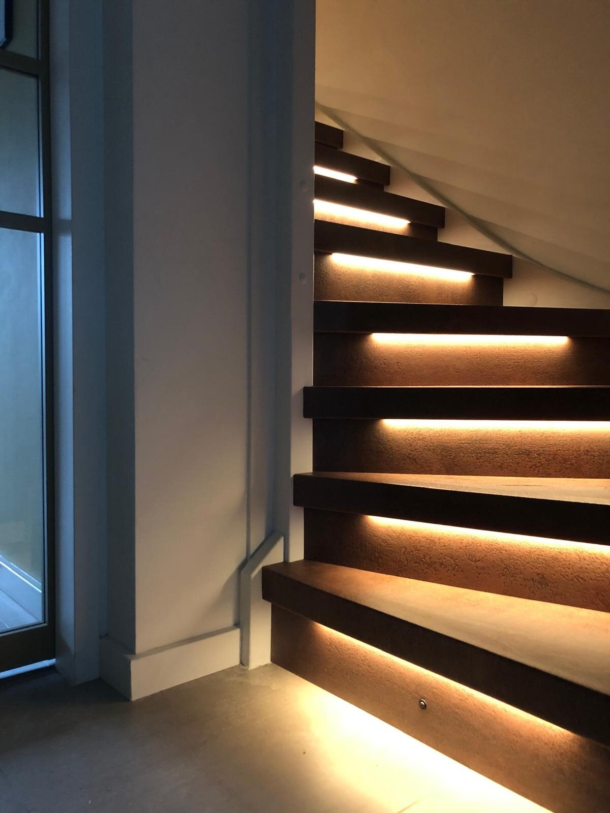 Brons kleurige overzettreden Luxury Vinyl traprenovatie met LED-verlichting in Rosmalen Den Bosch.jpg