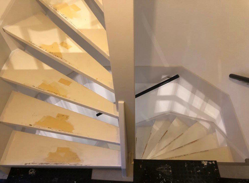 Marmerlook traprenovatie open trap donker marmer antraciet ader vinyl.jpg