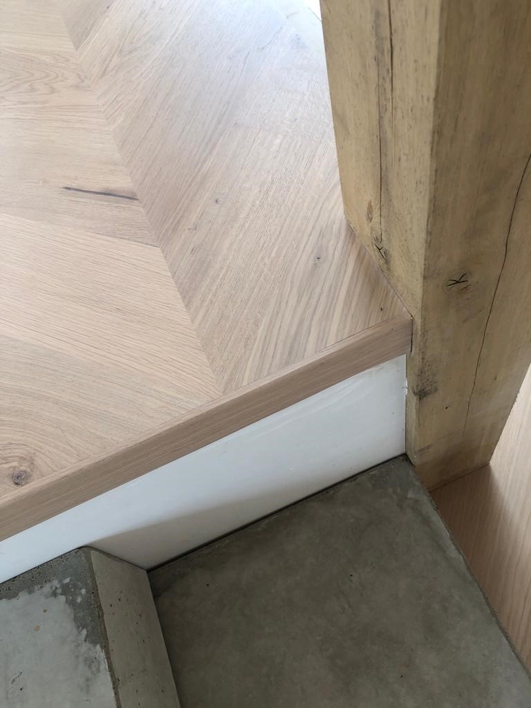 Nieuwe Hongaarse Punt vloer met beton details.jpg