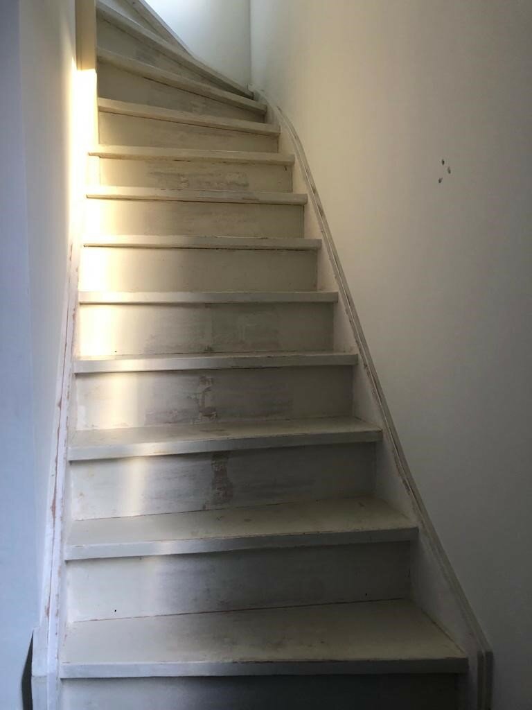 Zwart eiken traprenovatie ook overloop en trapspil en led.jpg