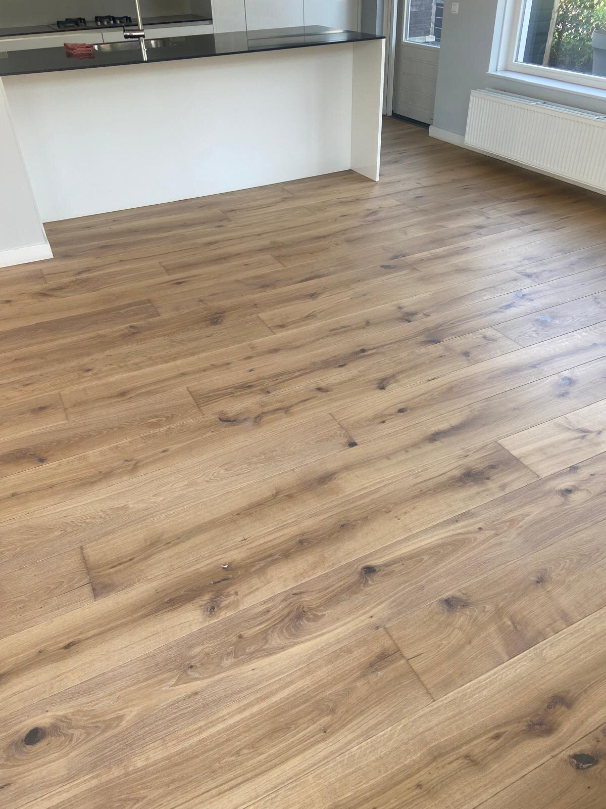 Eiken vloer van oranje geel naar licht eiken.jpg