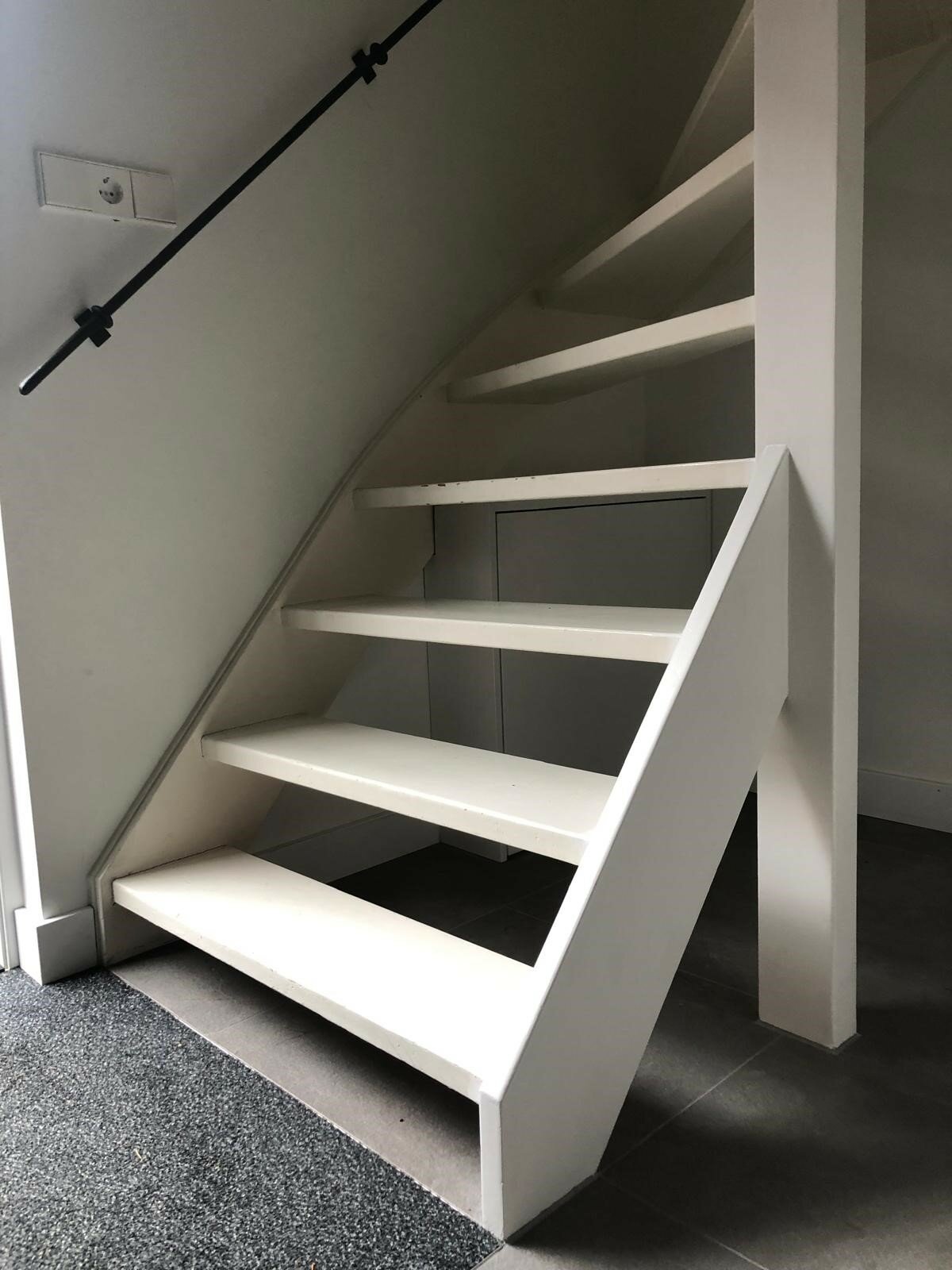 Standaard trap worden eiken Z-trap door traprenovatie Z-treden moderne trap noestvrij zonder noest Waalwijk Den Bosch.jpg