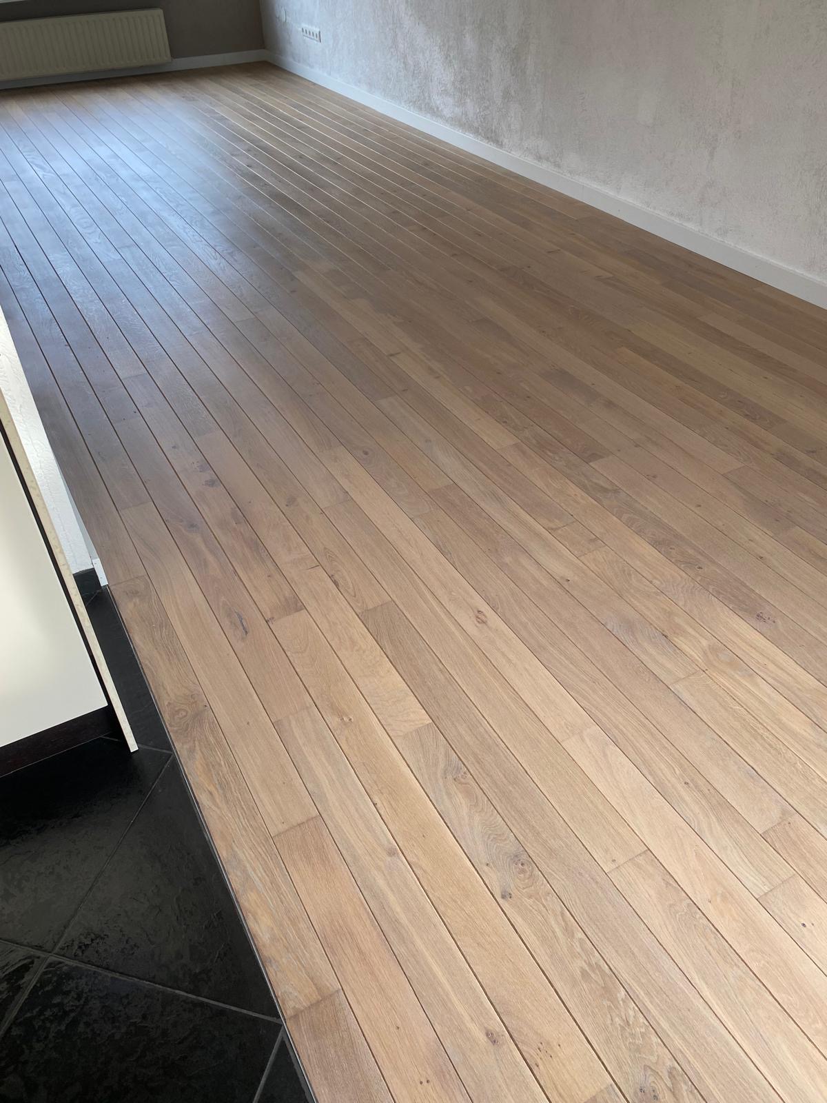 Geleefde en verkleurde eikenhouten vloer schuren en lichter oliën in Heerewaarden, Zaltbommel.JPG