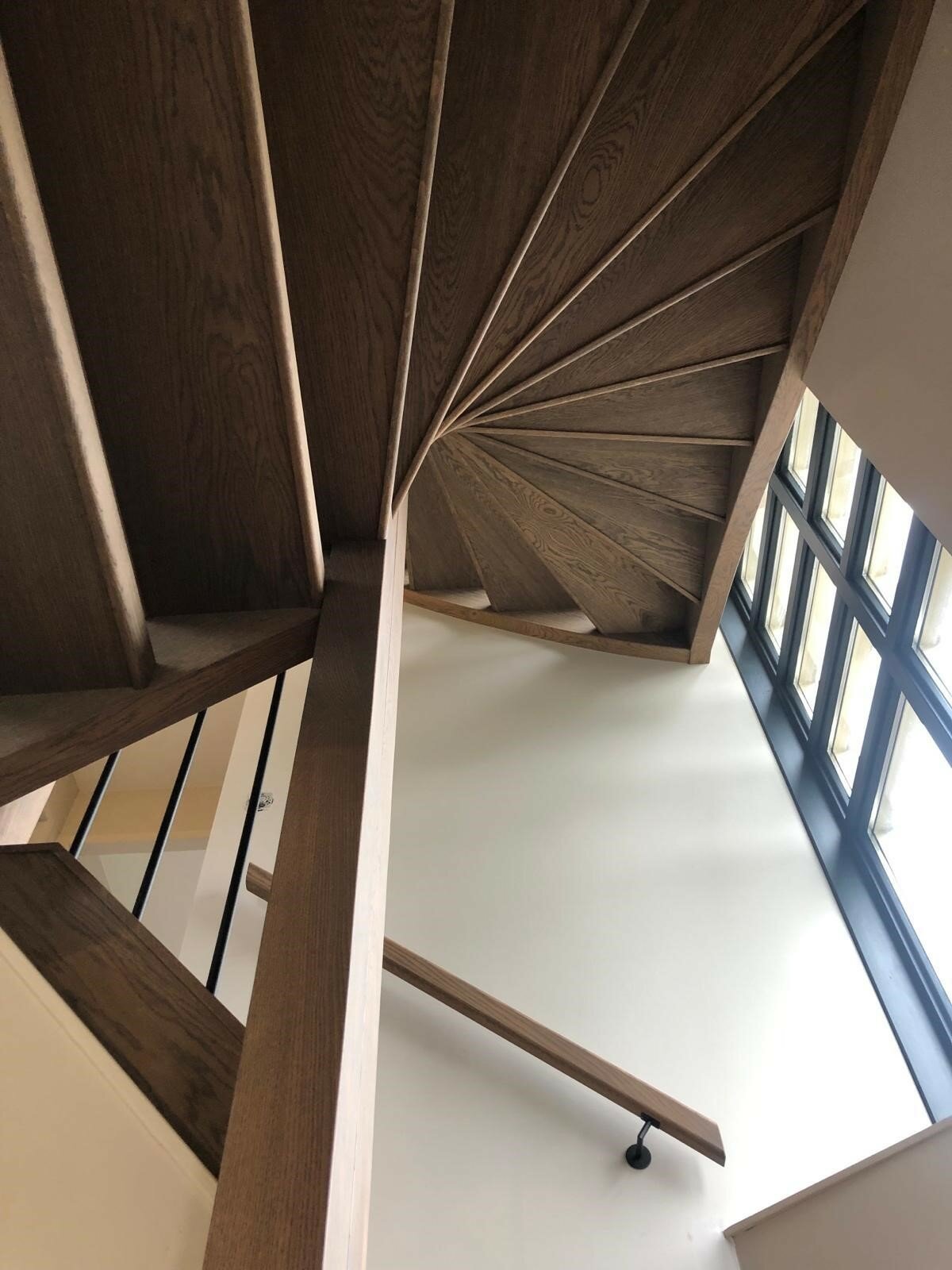 Eiken traprenovatie als nieuw volledig bekleed met eiken massief zonder antislip Opheusden.jpg