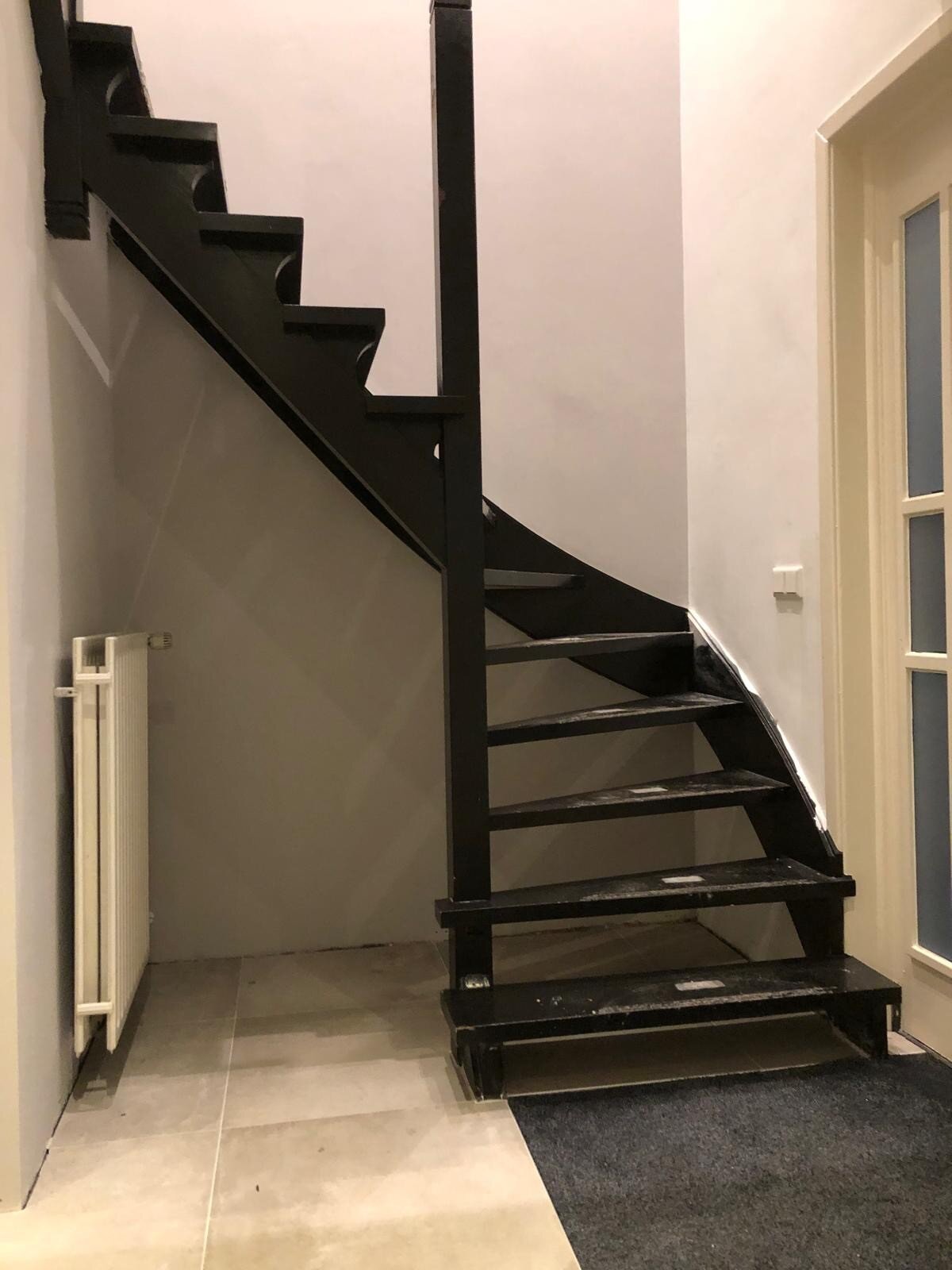 Traprenovatie van een gedateerde, hardhouten trap met overzettreden en spijlen Breda.jpg