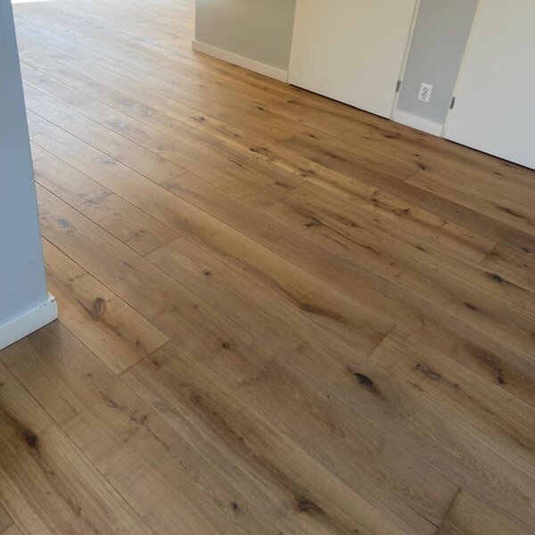 Eiken vloer weer als nieuw door het schuren van de vloer.jpg