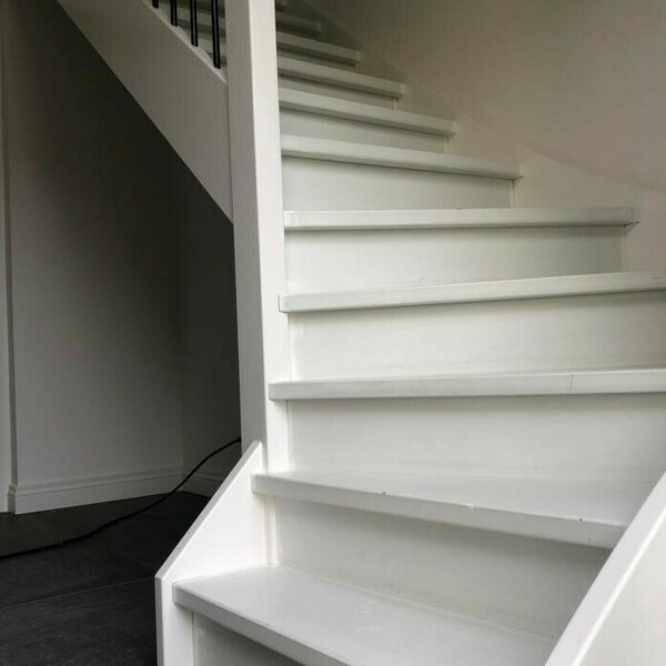 Brons kleurige overzettreden HPL en stootborden in Herpt cortenstaal traprenovatie.jpg