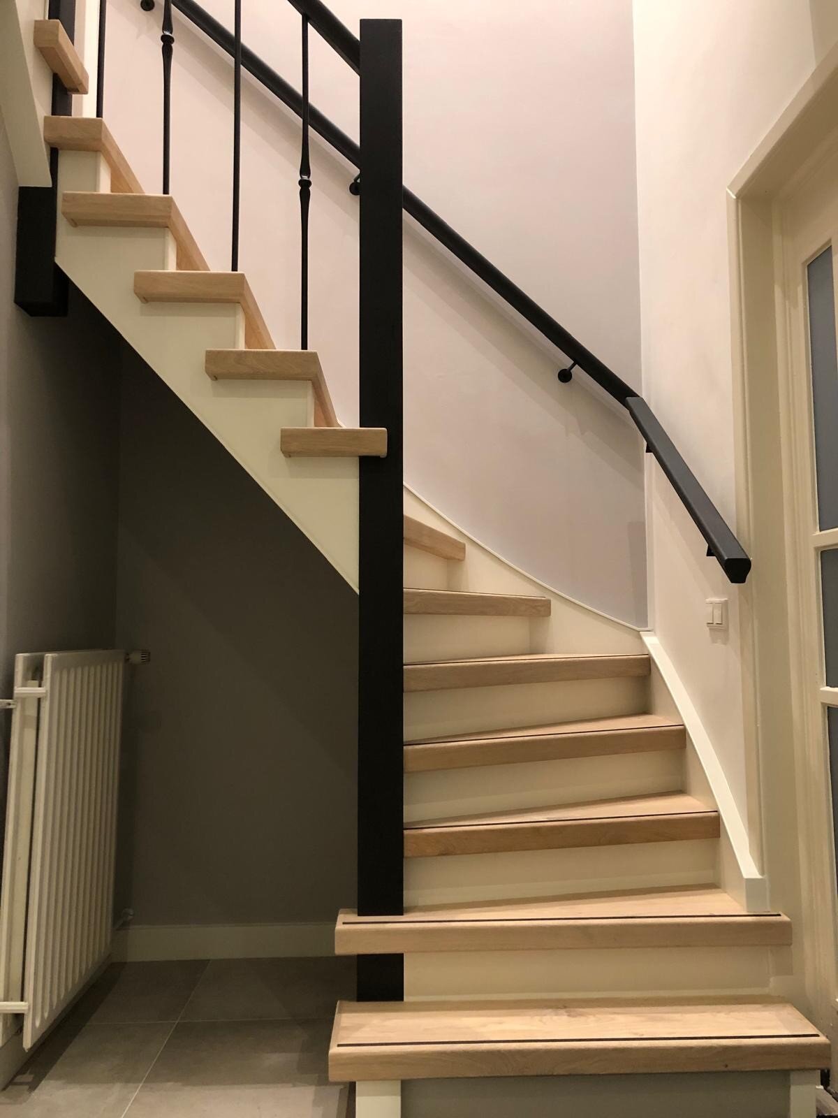 Eiken traprenovatie met nieuwe balustrade in Breda.jpg