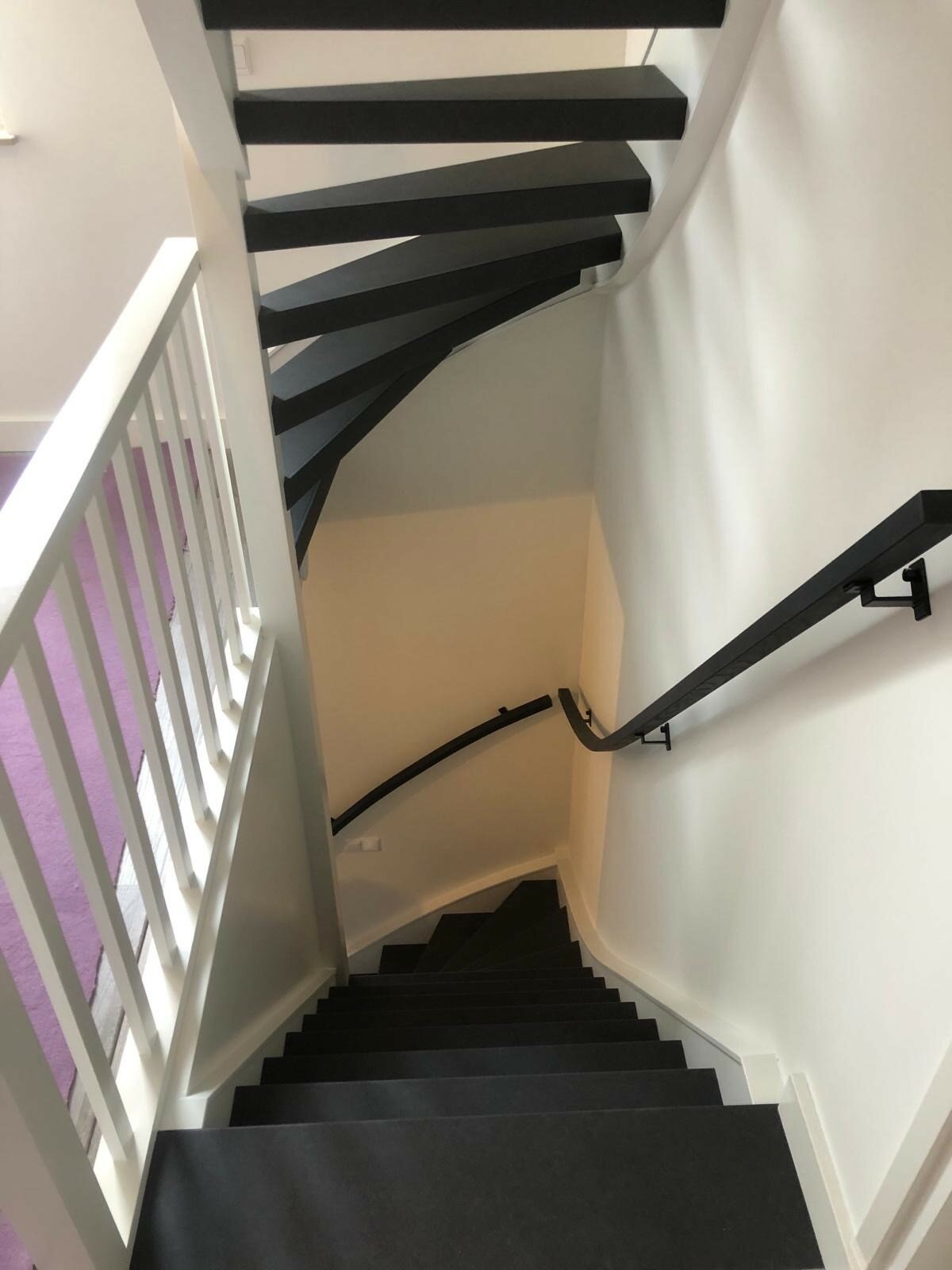 Antraciet traprenovatie leerlook lederlook betonlook vinyl met zwarte leuningen Drunen Vlijmen Den Bosch.jpg