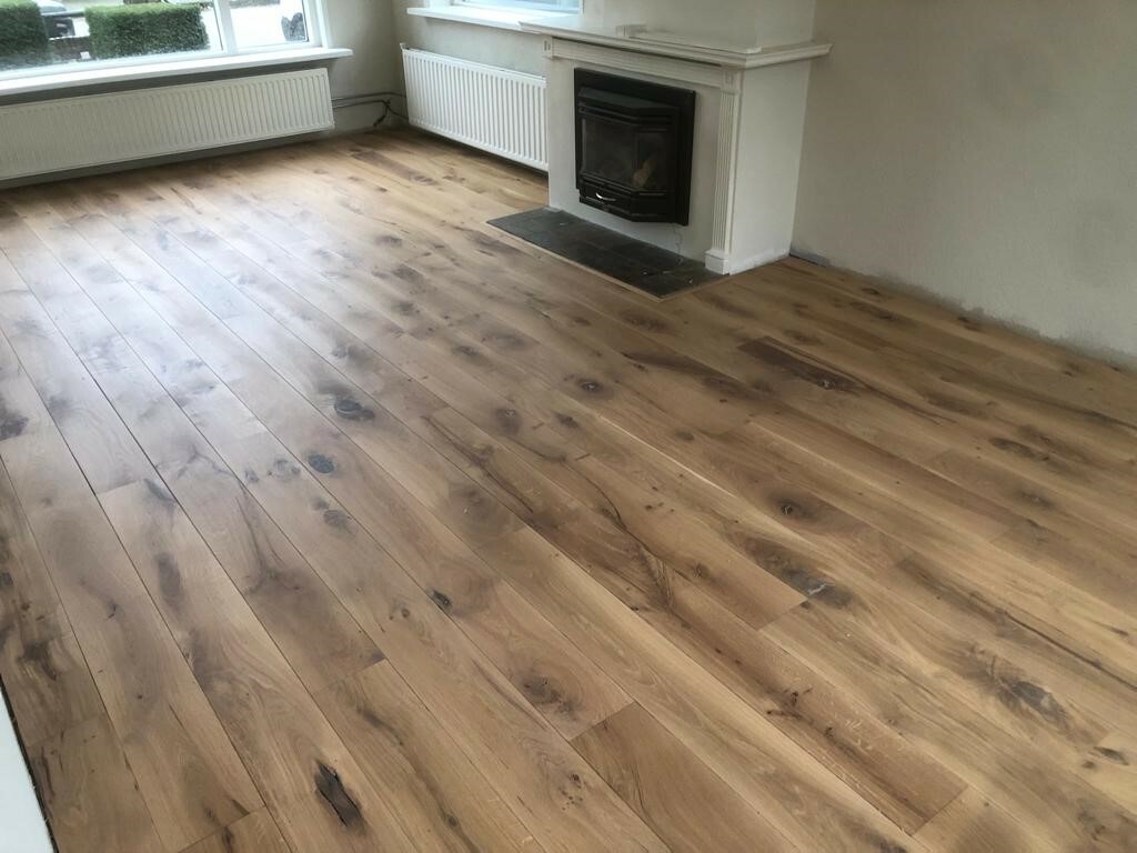 Donkere vloer schuren en in een licht eiken kleur afwerken in Geldermalsen.jpg