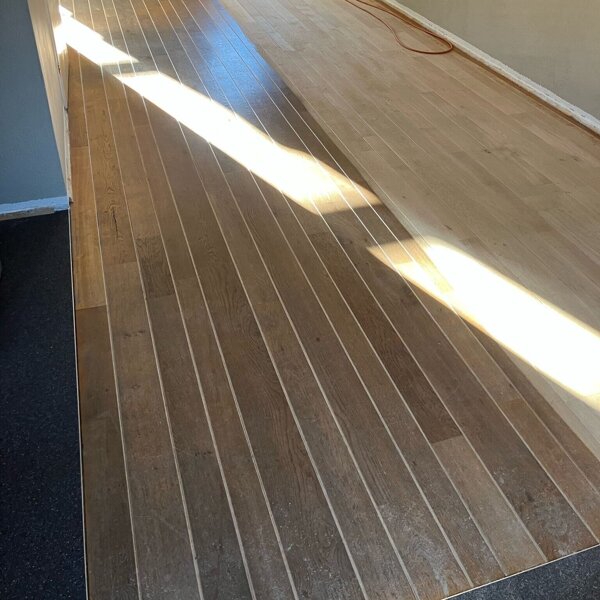 Vergeeld eikenhouten vloer schuren en zwart oliën in Den Bosch.jpg