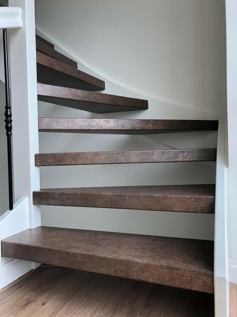 Cortenstaal-look overzettreden HPL brons traprenovatie open trap Herpt Den Bosch.jpg