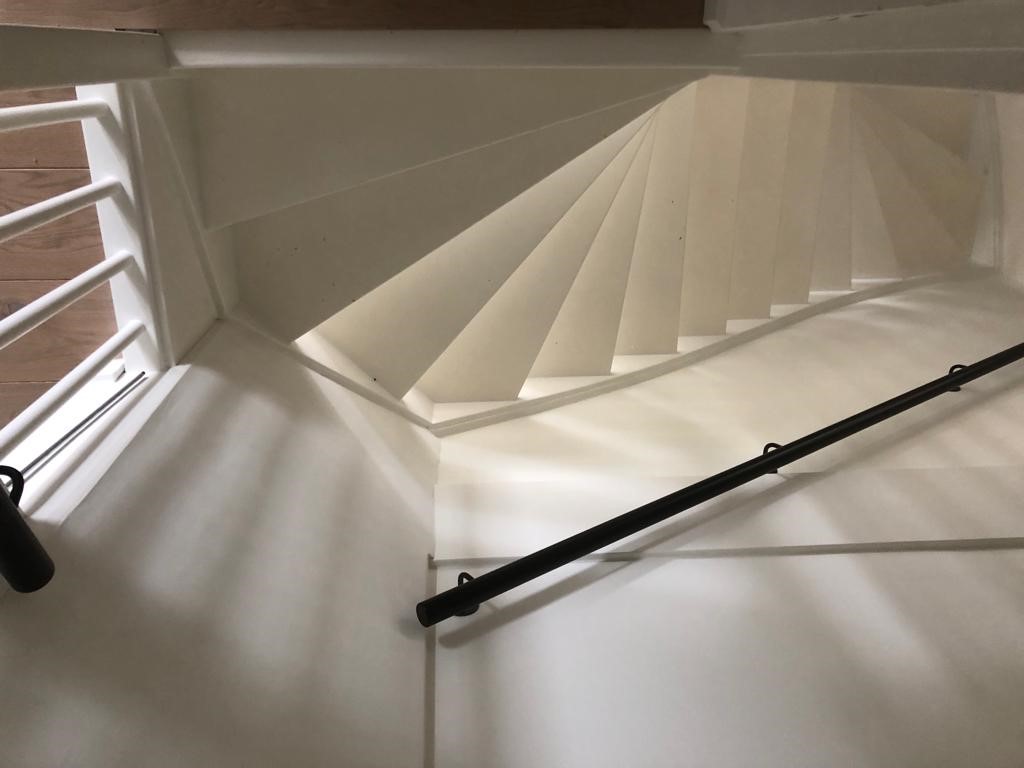 Open trap wordt dichtgemaakt, witte stootborden, eiken treden, zwart stalen leuning Rosmalen Den Bosch nieuw vloer laminaat.jpg