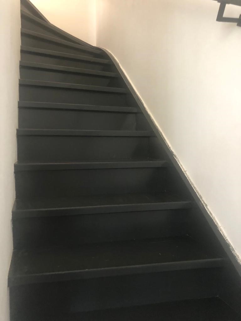 Vuren houten nieuwbouw trap zwart geverfd wordt eiken Z-trap met witte zijwang 9016.jpg