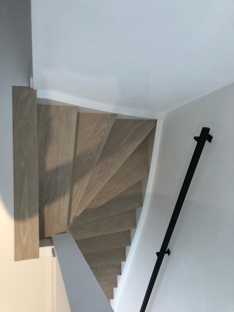 Bouwtrap wordt eiken Z-trap door plaatsen van Z-treden.jpg