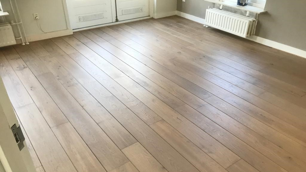 Schuren van donkere eiken vloer met v-groef vellingkant en daarna afwerken in lichte kleur in Heerwaarden, Zaltbommel, Den Bosch.jpg