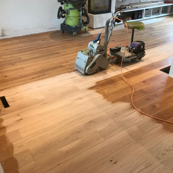 Vergeelde vloer schuren en lichter maken.jpg