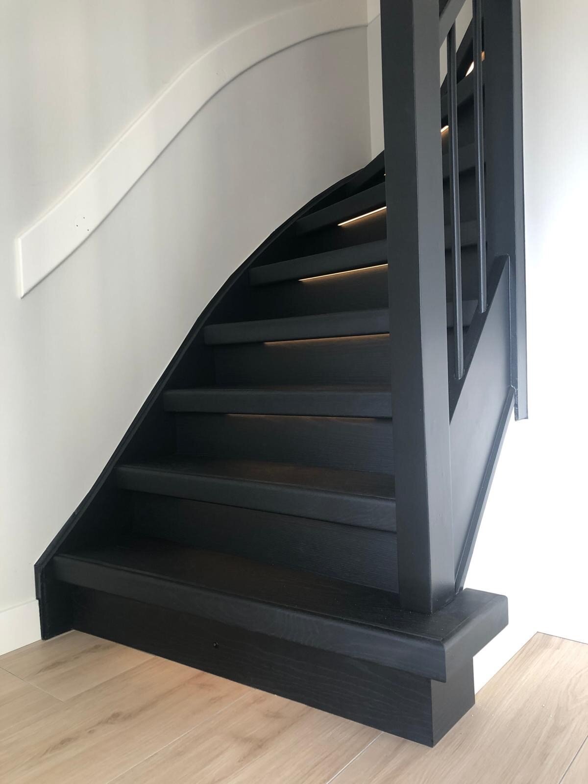 Zwart eiken traprenovatie zwart eiken overzettreden en stootborden met LED-verlichting in Vlijmen Drunen Waalwijk Breda Den Bosch.jpg